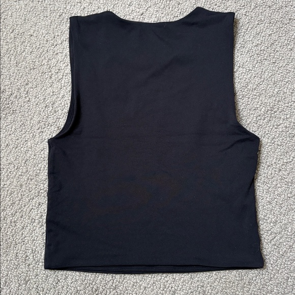 Aritzia contour Set of Black + White Sleeveless Tank Tops - Picture 4 of 9